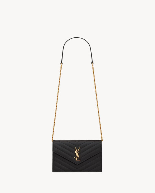 CASSANDRE ENVELOPE CHAIN WALLET EN CUIR GRAIN DE POUDRE Auralise